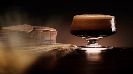 黑啤酒泡沫丰富构图美观实拍