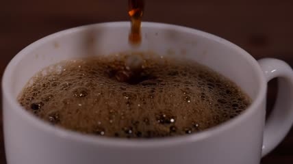 加满一杯白咖啡特写实拍