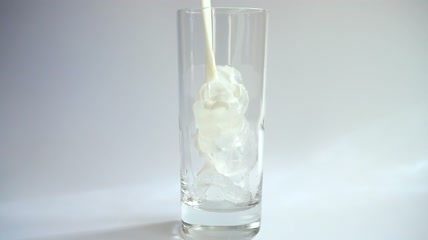 将牛奶倒入玻璃杯特写实拍