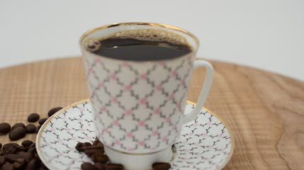 经典设计的杯子中呈现咖啡特写实拍