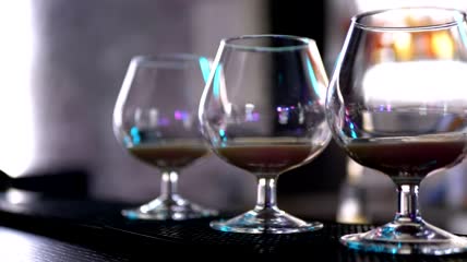 酒吧柜台的鸡尾酒杯特写实拍