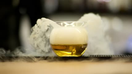 酒吧提供实验性鸡尾酒特写实拍