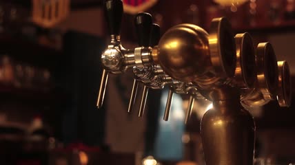 酒保正在擦拭酒杯特写实拍