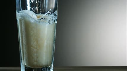 慢动作将啤酒倒入玻璃杯特写实拍