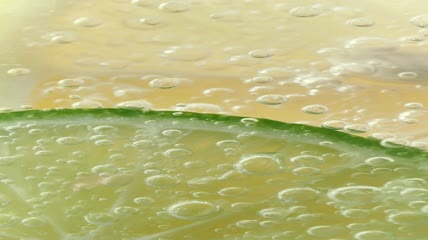 柠檬切成两半蘸上苏打水特写实拍