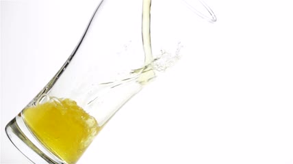 啤酒倒入啤酒杯特写实拍