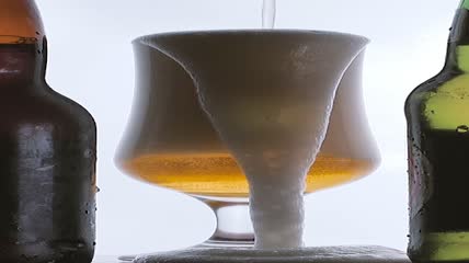 啤酒泡沫溢出到玻璃杯外特写实拍