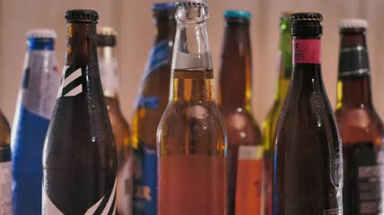瓶装不同品牌的精酿啤酒特写实拍