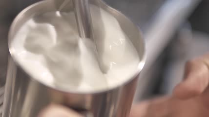 起泡的牛奶特写实拍