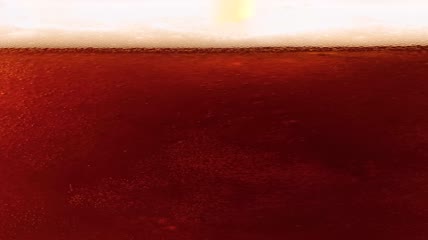 上啤酒时近距离看到的玻璃杯