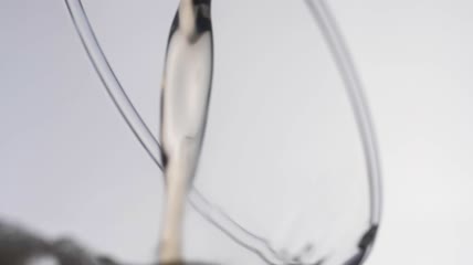 盛在玻璃杯里的啤酒特写实拍