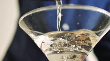 盛在马提尼酒杯里特写实拍