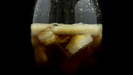 碳酸饮料和冰块特写实拍