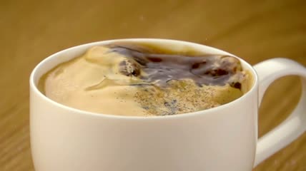 糖掉进了一杯咖啡里特写实拍