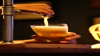 调酒师从水龙头里倒啤酒特写实拍