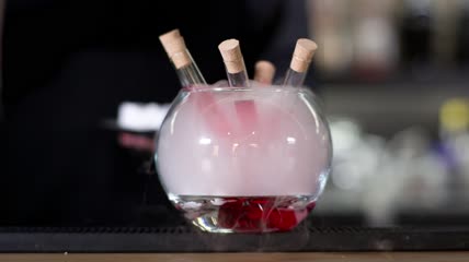 调酒师调制了一种实验性的鸡尾酒特写实拍