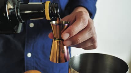 调酒师在准备饮料特写镜头