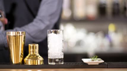 调酒师准备鸡尾酒特写实拍