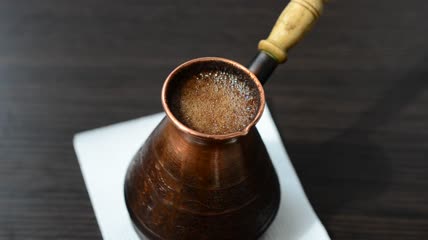 土耳其咖啡壶里面有咖啡特写实拍