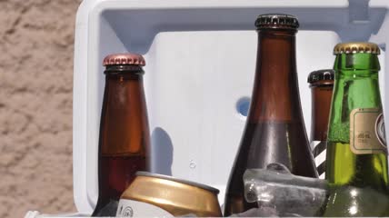 小冰箱里的啤酒特写实拍