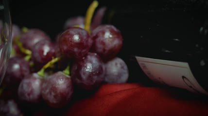 一串葡萄和一瓶酒特写实拍