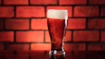 一杯啤酒滑下来让人够得着特写实拍