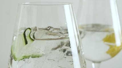 一副加鸡尾酒的玻璃杯特写实拍