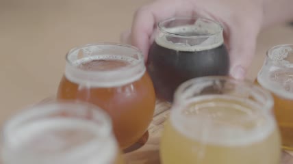 一个人放下了一瓶啤酒特写实拍