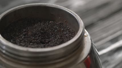 用木卡壶煮咖啡特写实拍