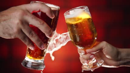用啤酒敬酒玻璃杯碰撞特写实拍