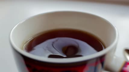 用勺子搅动茶叶特写实拍