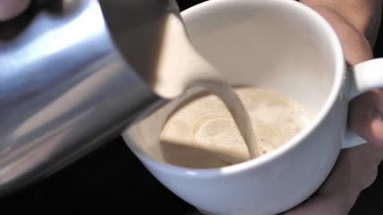 用生奶油煮咖啡特写实拍