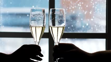 用香槟酒杯敬酒特写实拍