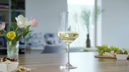 在杯子里加满白葡萄酒特写实拍