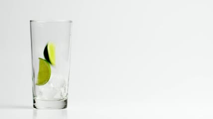 在杯子里装满冰块和酸橙特写实拍