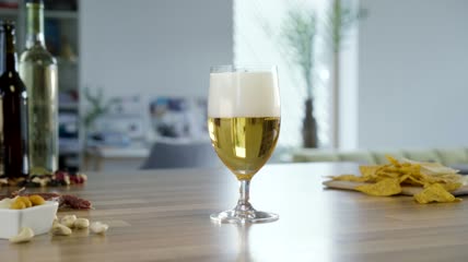 在家里把啤酒倒在玻璃杯里特写实拍