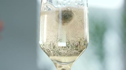 在香槟杯里加蓝莓特写实拍