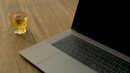 桌上的笔记本电脑特写实拍