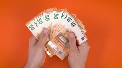 橙色背景上满手都是钱视频