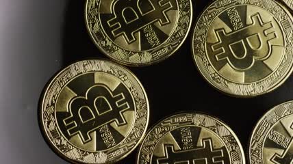 从上方旋转拍摄金比特币视频