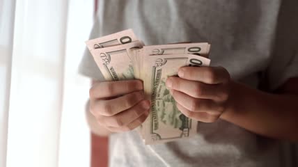 孩子们用手数钞票视频