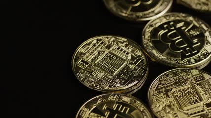 黑色表面上旋转的金比特币视频