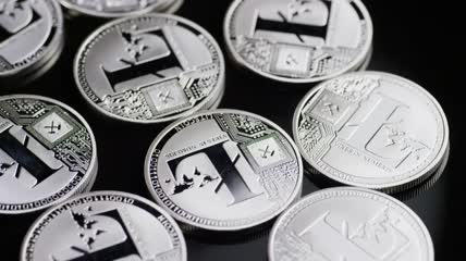 黑色表面上旋转的闪闪发光的Lite硬币视频