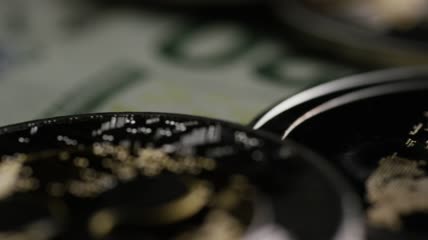 加密货币硬币和美元纸币收盘视频
