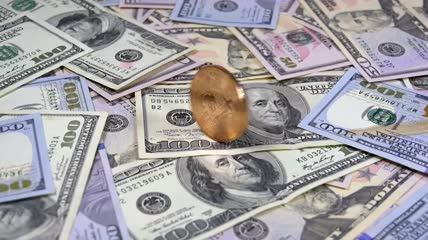 金比特币在美元纸币上旋转视频