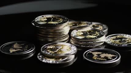 金银堆叠的硬币视频