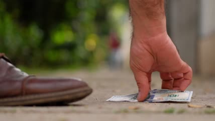 一人收扔在街上的100美元视频