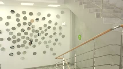 带镜面墙的时尚写字楼楼梯视频