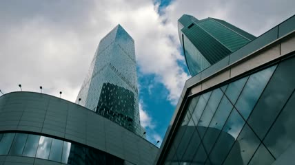 空中云雾缭绕的办公楼低景视频