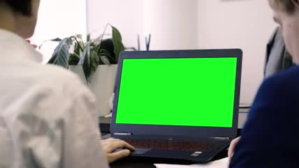 绿屏办公笔记本电脑特写视频